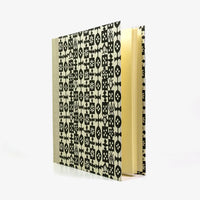 Fotoalbum-24x20cm-40-Seiten-cover-katazome-.shi-Papier-Motiv-schwarzes-ornament-Cover-seitlich-von-vorn