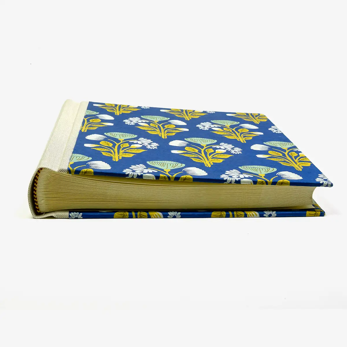 Fotoalbum-24x20cm-60Seiten-cover-Baumwollpapier-Motiv-Blumenornamente-auf-blau-liegend-von-vorn