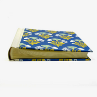 Fotoalbum-24x20cm-60Seiten-cover-Baumwollpapier-Motiv-Blumenornamente-auf-blau-liegend-von-vorn