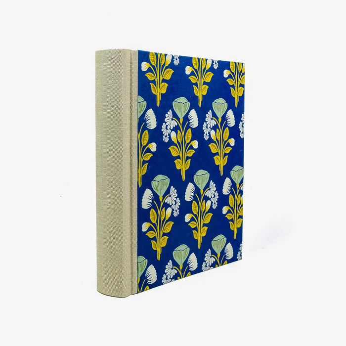 Fotoalbum-24x20cm-60Seiten-cover-Baumwollpapier-Motiv-Blumenornamente-auf-blau-seitlich-von-hinten