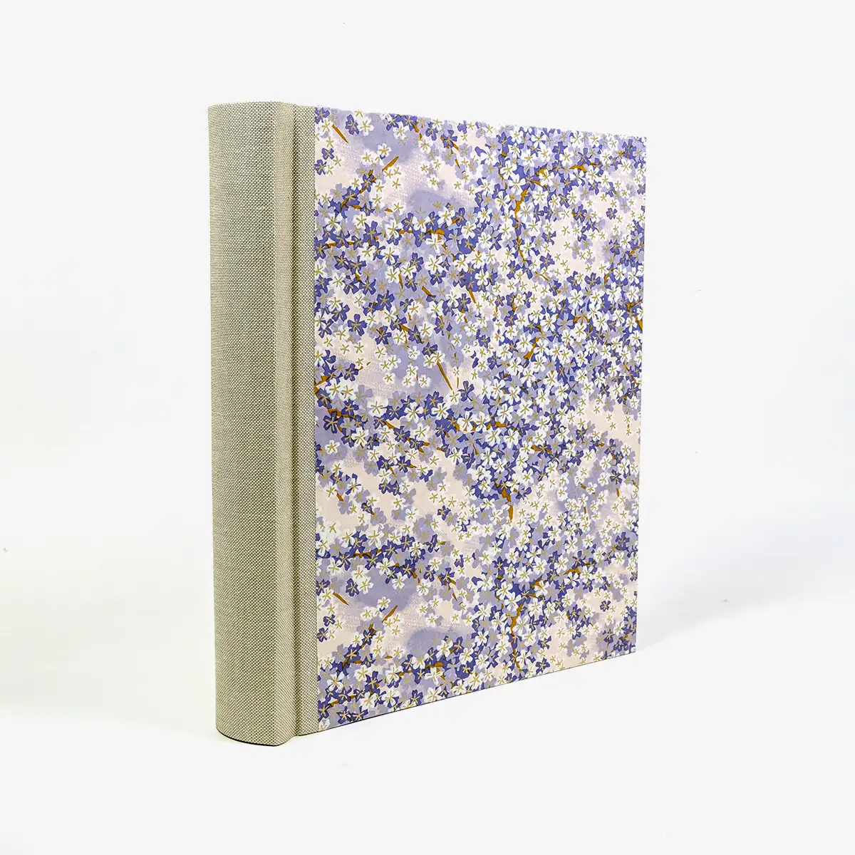 Fotoalbum-24x20cm-60Seiten-cover-Chiyogamipapier-Motiv-Fliederfarbene-Blueten-Seitlich-von-hinten