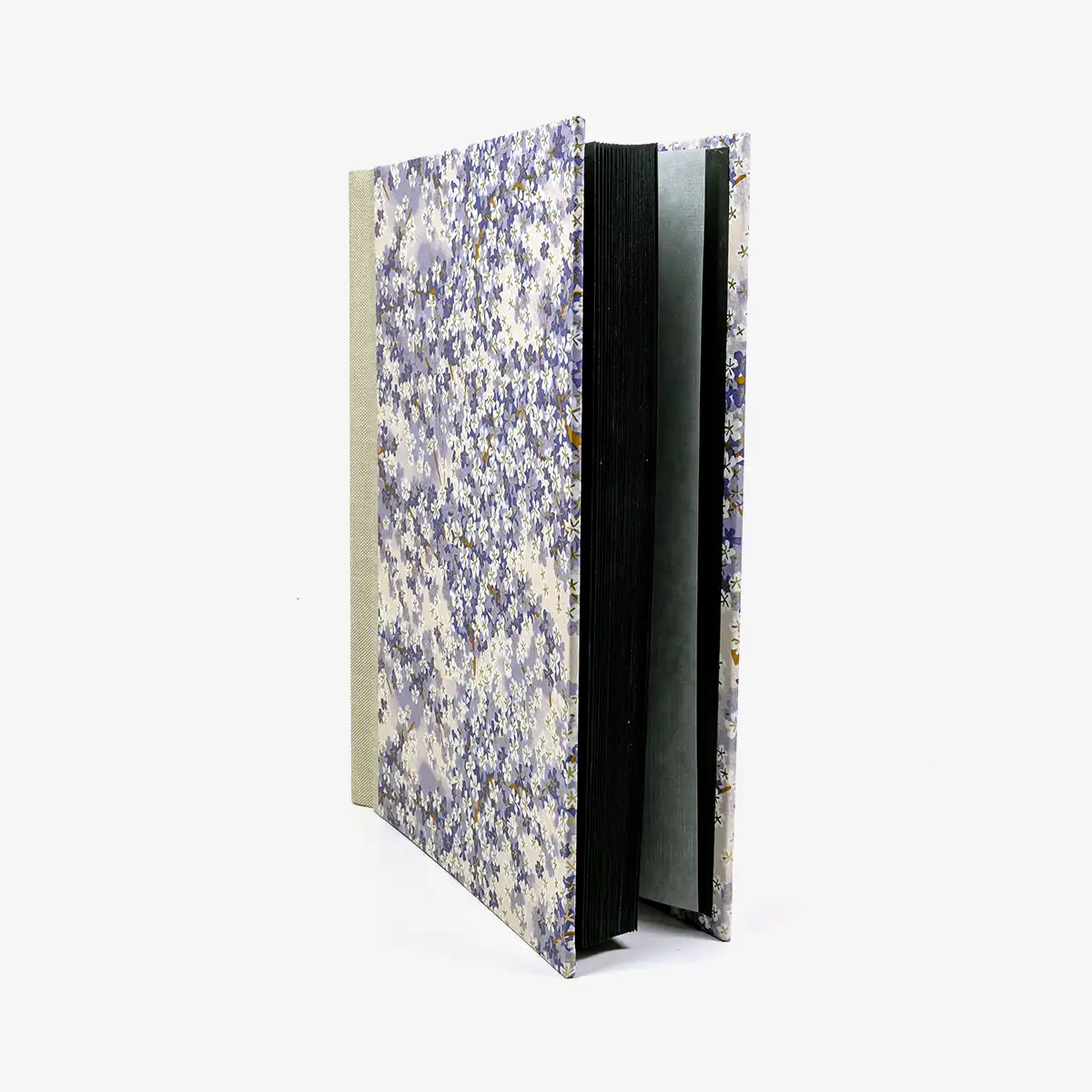 Fotoalbum-24x20cm-60Seiten-cover-Chiyogamipapier-Motiv-Fliederfarbene-Blueten-Seitlich-von-vorn