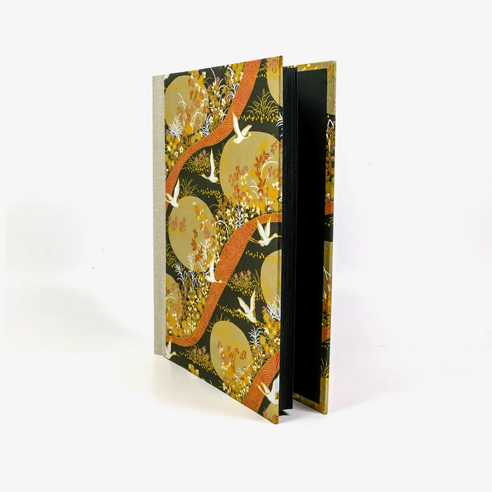 Fotoalbum-24x20cm-60Seiten-cover-Chiyogamipapier-Motiv-Kraniche-auf-gold-rot-seitlich-von-vorn