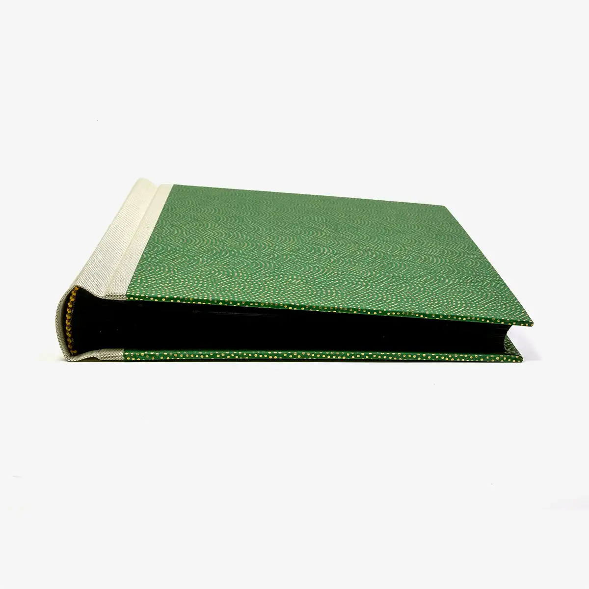 Fotoalbum-24x20cm-60Seiten-cover-Chiyogamipapier-Motiv-Same-Komon-gold-auf-gruen-liegend-von-vorn