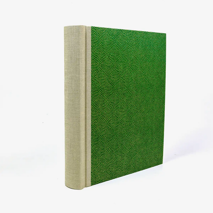 Fotoalbum-24x20cm-60Seiten-cover-Chiyogamipapier-Motiv-Same-Komon-gold-auf-gruen-seitlich-von-hinten