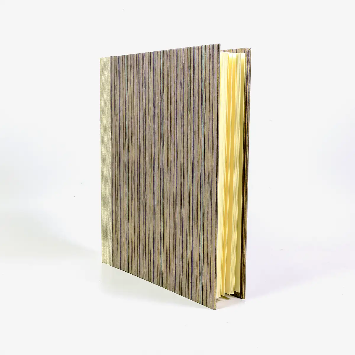 Fotoalbum | H24xB20cm | 60 cremefarben Seiten | Cover: Chiyogami Papier | Motiv: Streifen Purple