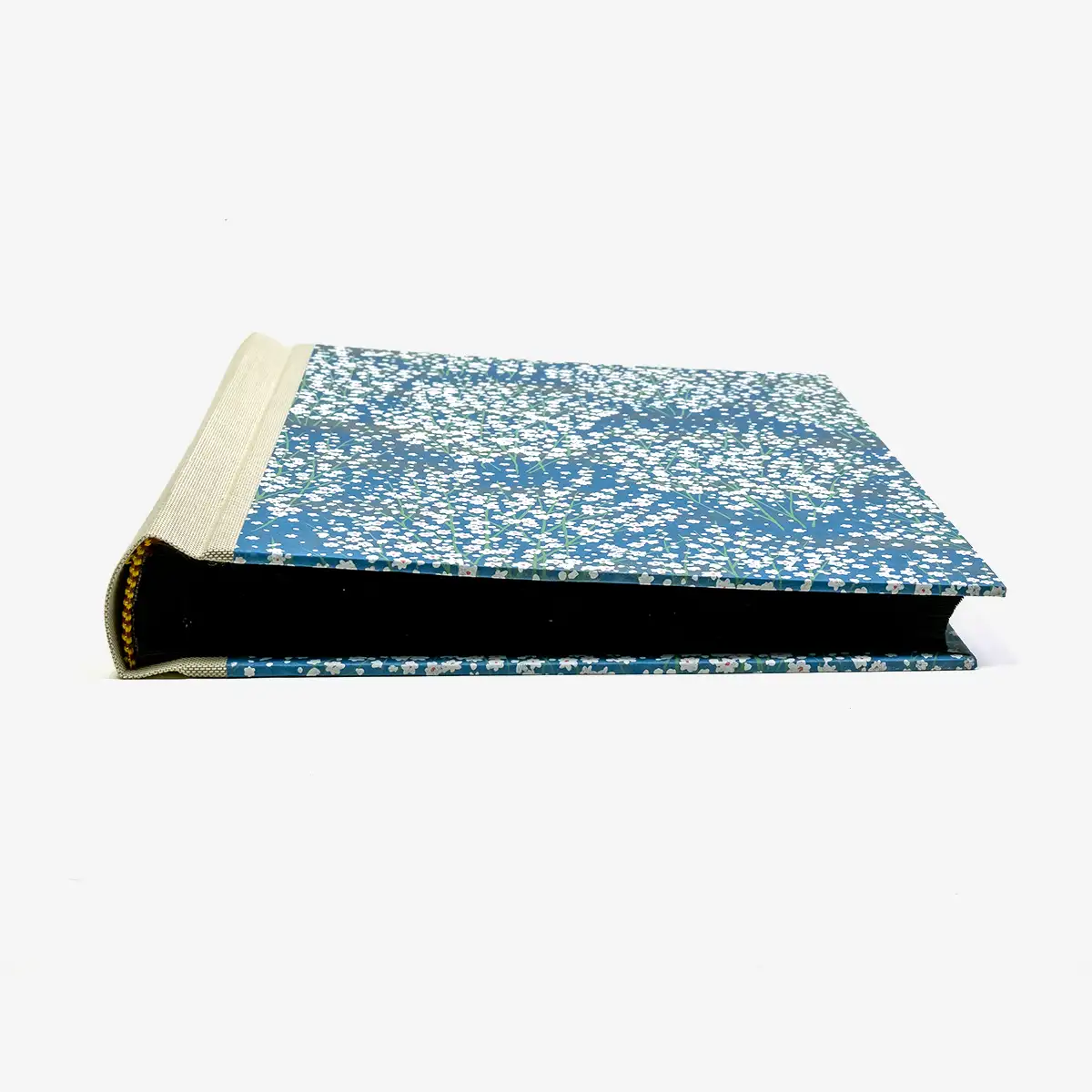 Fotoalbum-24x20cm-60Seiten-cover-Chiyogamipapier-Motiv-kleine-weisse-blueten-am-strauch-auf-blau-liegend-von-vorn