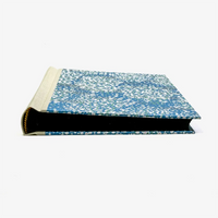 Fotoalbum-24x20cm-60Seiten-cover-Chiyogamipapier-Motiv-kleine-weisse-blueten-am-strauch-auf-blau-liegend-von-vorn