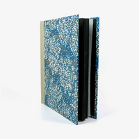 Fotoalbum-24x20cm-60Seiten-cover-Chiyogamipapier-Motiv-kleine-weisse-blueten-am-strauch-auf-blau-seitlich-von-hinten