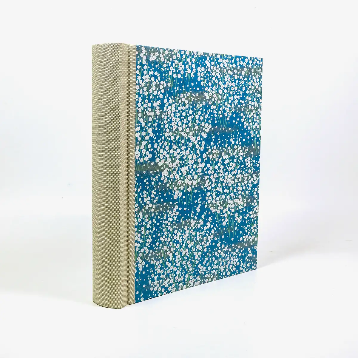 Fotoalbum-24x20cm-60Seiten-cover-Chiyogamipapier-Motiv-kleine-weisse-blueten-am-strauch-auf-blau-seitlich-von-vorn