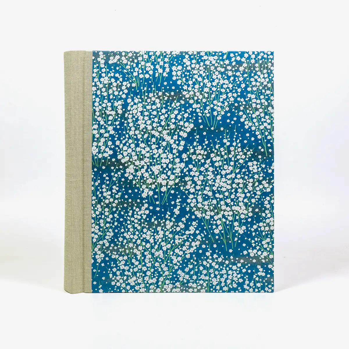 Fotoalbum-24x20cm-60Seiten-cover-Chiyogamipapier-Motiv-kleine-weisse-blueten-am-strauch-auf-blau-von-hinten