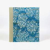 Fotoalbum-24x20cm-60Seiten-cover-Chiyogamipapier-Motiv-kleine-weisse-blueten-am-strauch-auf-blau-von-hinten