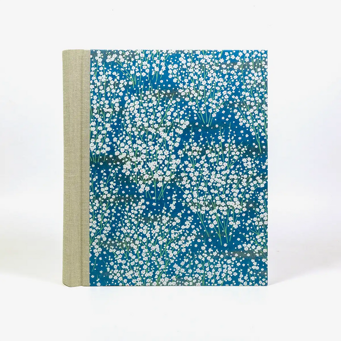 Fotoalbum-24x20cm-60Seiten-cover-Chiyogamipapier-Motiv-kleine-weisse-blueten-am-strauch-auf-blau-von-hinten