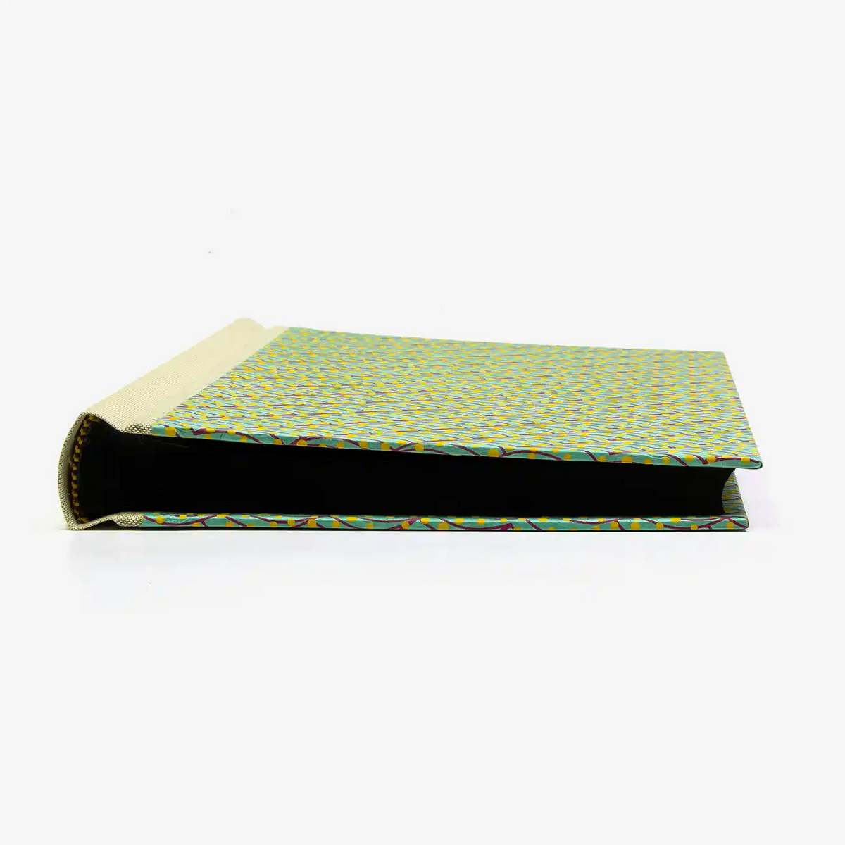 Fotoalbum-24x20cm-60Seiten-schwarzer-Fotokarton-Cover-Lokta-Motiv-Beeren-Tigergelb-liegend-von-vorn