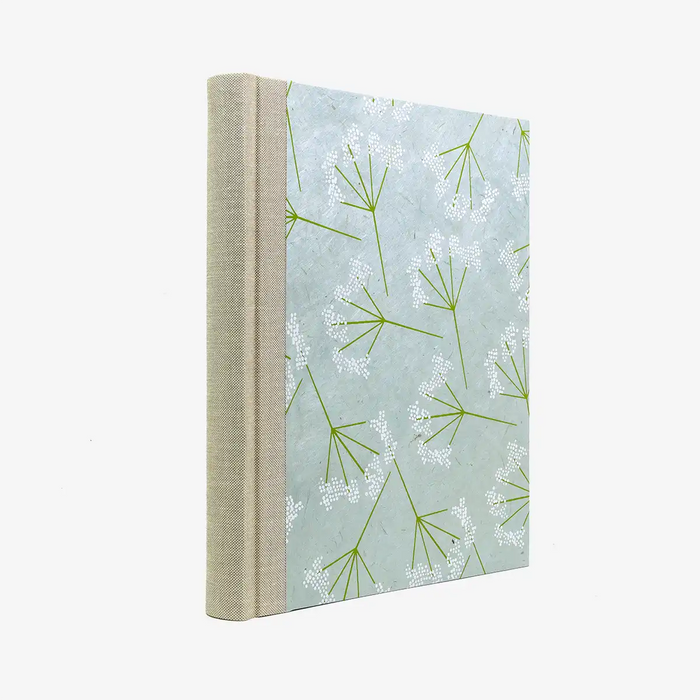 Fotoalbum-24x30cm-40-Seiten-cover-LoktaPapier-Motiv-Schachtelhalm-mildes-blau-maigruen-weiss-Cover-seitlich-von-hinten