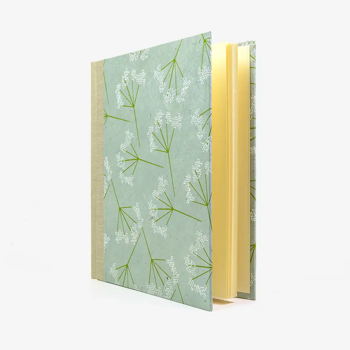 Fotoalbum-24x30cm-40-Seiten-cover-LoktaPapier-Motiv-Schachtelhalm-mildes-blau-maigruen-weiss-Cover-seitlich-von-vorn
