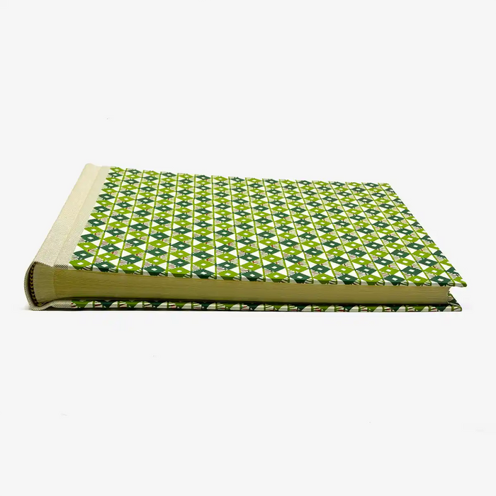 Fotoalbum-24x30cm-60-Seiten-cover-KAtazomeShi-Papier-Motiv-Rauten-gruen-Cover-liegend-von-vorn
