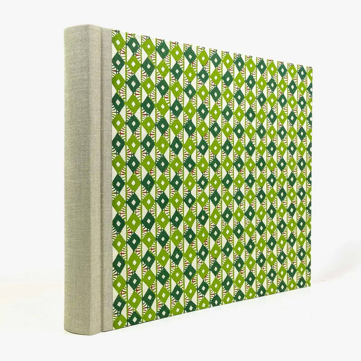 Fotoalbum-24x30cm-60-Seiten-cover-KAtazomeShi-Papier-Motiv-Rauten-gruen-Cover-seitlich-von-Hinten