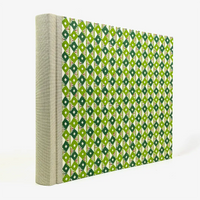 Fotoalbum-24x30cm-60-Seiten-cover-KAtazomeShi-Papier-Motiv-Rauten-gruen-Cover-seitlich-von-Hinten