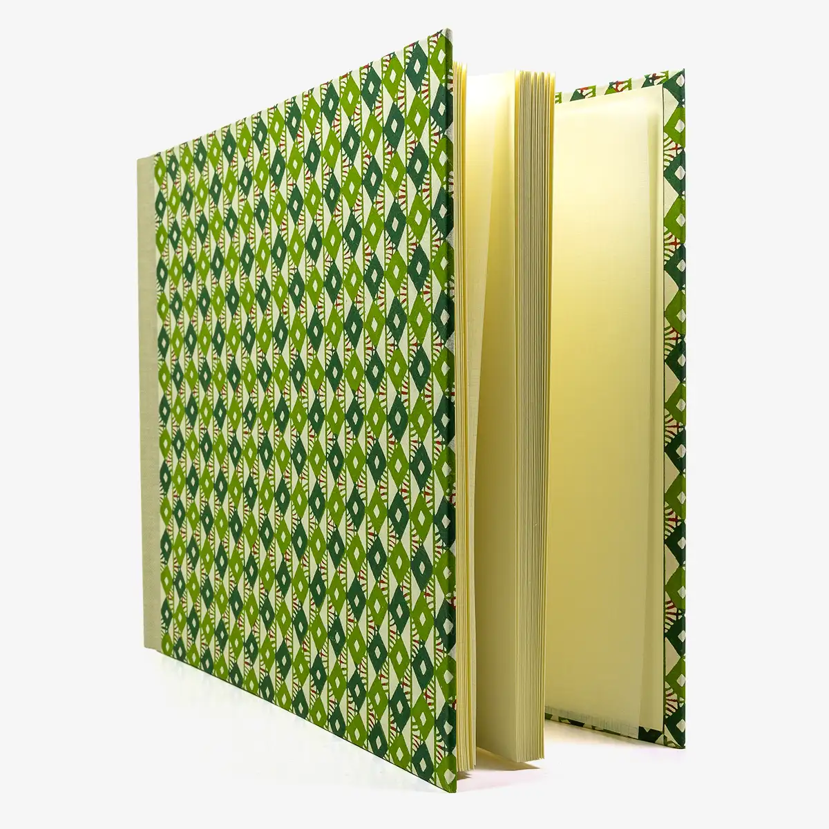 Fotoalbum-24x30cm-60-Seiten-cover-KAtazomeShi-Papier-Motiv-Rauten-gruen-Cover-seitlich-von-vorn