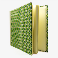 Fotoalbum-24x30cm-60-Seiten-cover-KAtazomeShi-Papier-Motiv-Rauten-gruen-Cover-seitlich-von-vorn