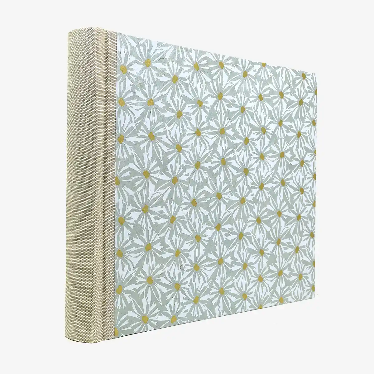 Fotoalbum-24x30cm-60-Seiten-cover-LoktaPapier-Motiv-Gaensebluemchen-mildes-blau-weiss-gold-Cover-seitlich-von-hinten