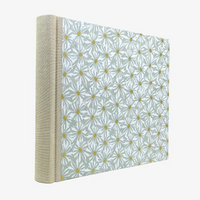 Fotoalbum-24x30cm-60-Seiten-cover-LoktaPapier-Motiv-Gaensebluemchen-mildes-blau-weiss-gold-Cover-seitlich-von-hinten