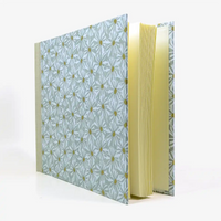 Fotoalbum-24x30cm-60-Seiten-cover-LoktaPapier-Motiv-Gaensebluemchen-mildes-blau-weiss-gold-Cover-seitlich-von-vorn