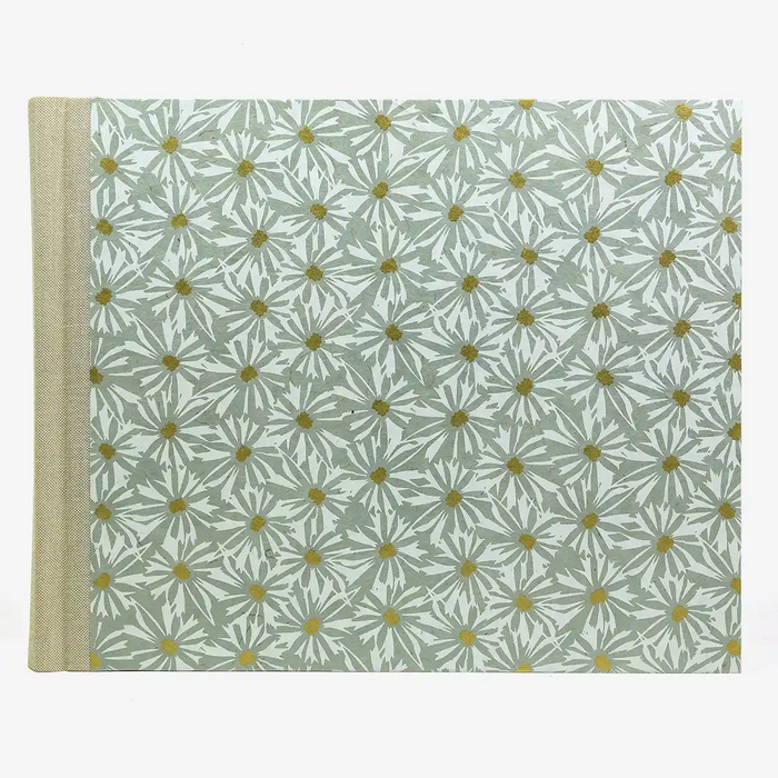 Fotoalbum-24x30cm-60-Seiten-cover-LoktaPapier-Motiv-Gaensebluemchen-mildes-blau-weiss-gold-Cover-von-vorn