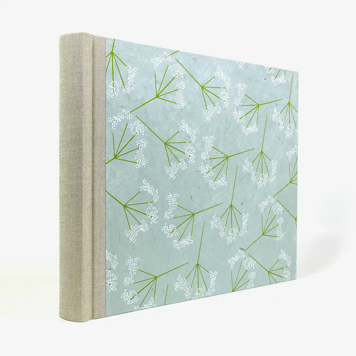 Fotoalbum-24x30cm-60-Seiten-cover-LoktaPapier-Motiv-Schachtelhalm-mildes-blau-maigruen-weiss-Cover-seitlich-von-hinten