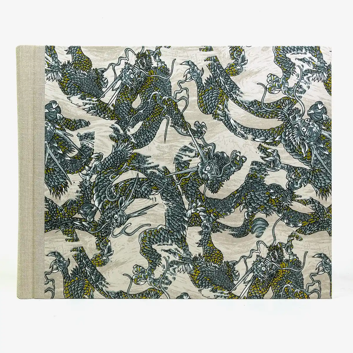 Fotoalbum-24x30cm-60-Seiten-cover-chiyogamiPapier-Motiv-Drachen-auf-grau-Cover-von-vorn