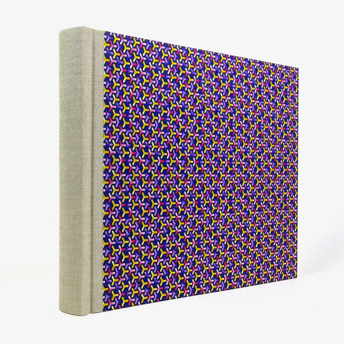 Fotoalbum-24x30cm-60-Seiten-cover-chiyogamiPapier-Motiv-Flechtmuster-purple-Pink-Cover-seitlich-von-hinten