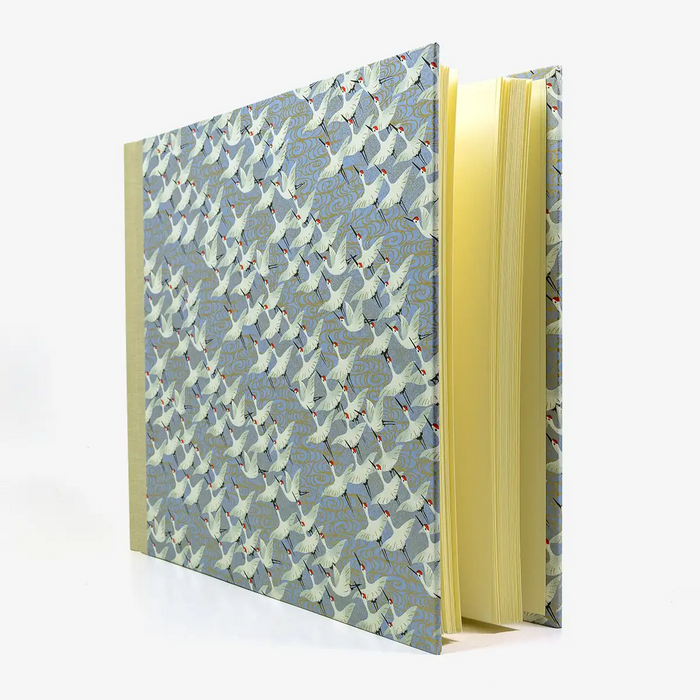 Fotoalbum | H24xB30cm | 60 cremefarben Seiten | Cover: Chiyogami Papier | Motiv: Kraniche auf Flieder