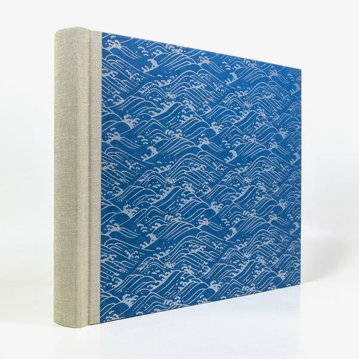 Fotoalbum-24x30cm-60-Seiten-cover-chiyogamiPapier-Motiv-Nami-silber-auf-blau-Cover-seitlich-von-hinten