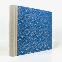 Fotoalbum-24x30cm-60-Seiten-cover-chiyogamiPapier-Motiv-Nami-silber-auf-blau-Cover-seitlich-von-hinten