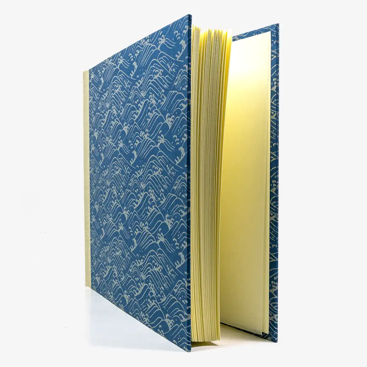 Fotoalbum-24x30cm-60-Seiten-cover-chiyogamiPapier-Motiv-Nami-silber-auf-blau-Cover-seitlich-von-vorn-2