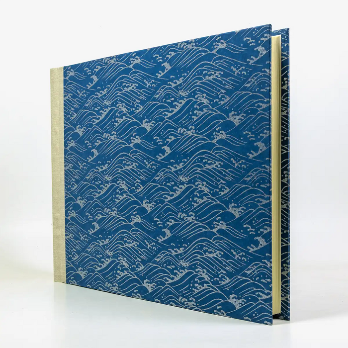 Fotoalbum-24x30cm-60-Seiten-cover-chiyogamiPapier-Motiv-Nami-silber-auf-blau-Cover-seitlich-von-vorn