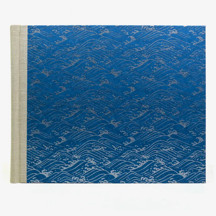 Fotoalbum-24x30cm-60-Seiten-cover-chiyogamiPapier-Motiv-Nami-silber-auf-blau-Cover-von-vorn