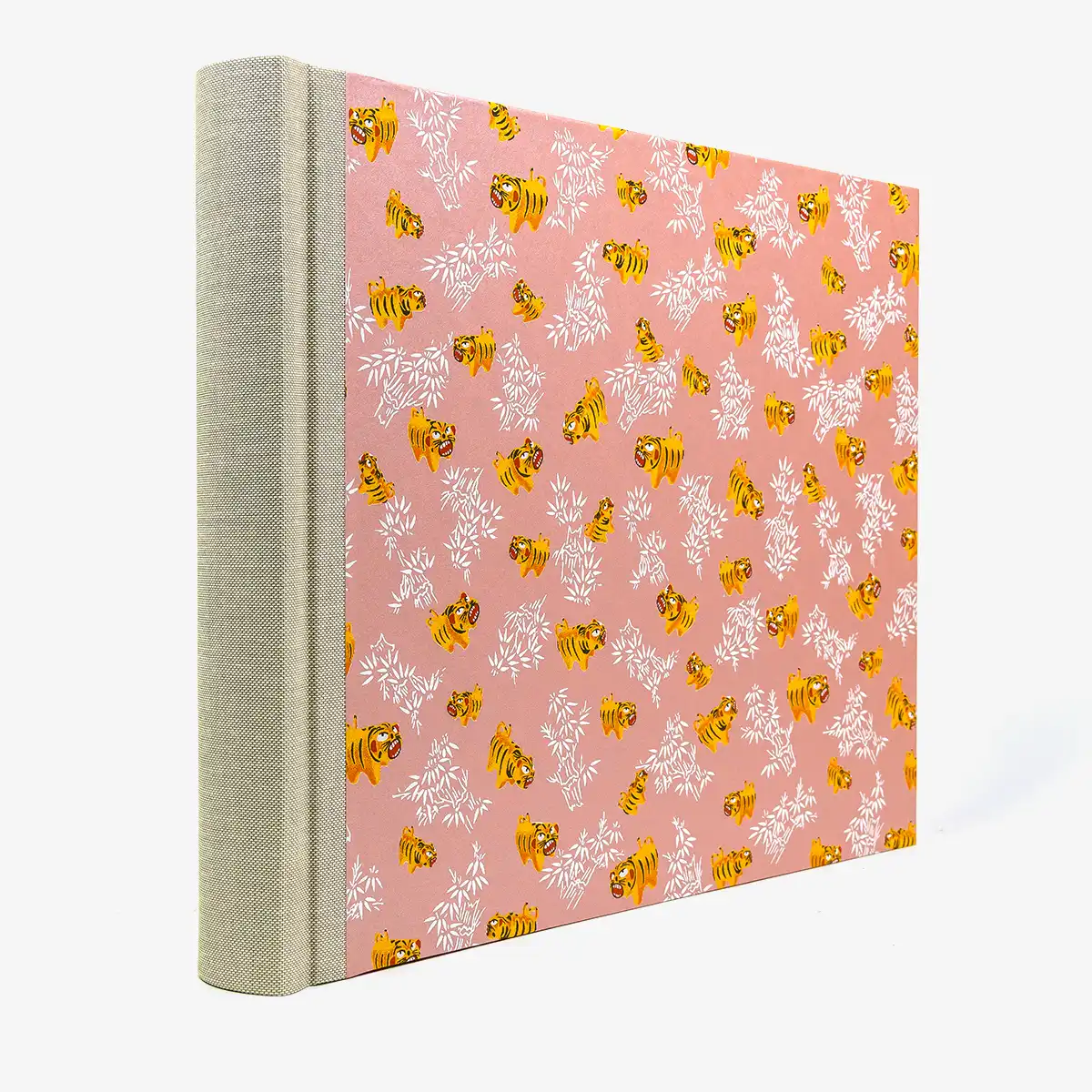 Fotoalbum-24x30cm-60-Seiten-cover-chiyogamiPapier-Motiv-Tiger-gelb-auf-Pearlrosa-Cover-seitlich-von-hinten