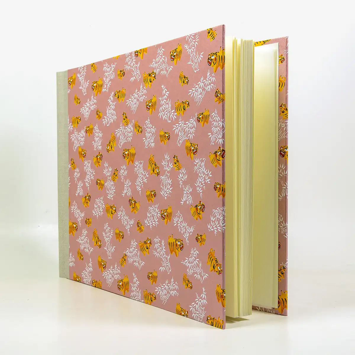 Fotoalbum-24x30cm-60-Seiten-cover-chiyogamiPapier-Motiv-Tiger-gelb-auf-Pearlrosa-Cover-seitlich-von-vorn