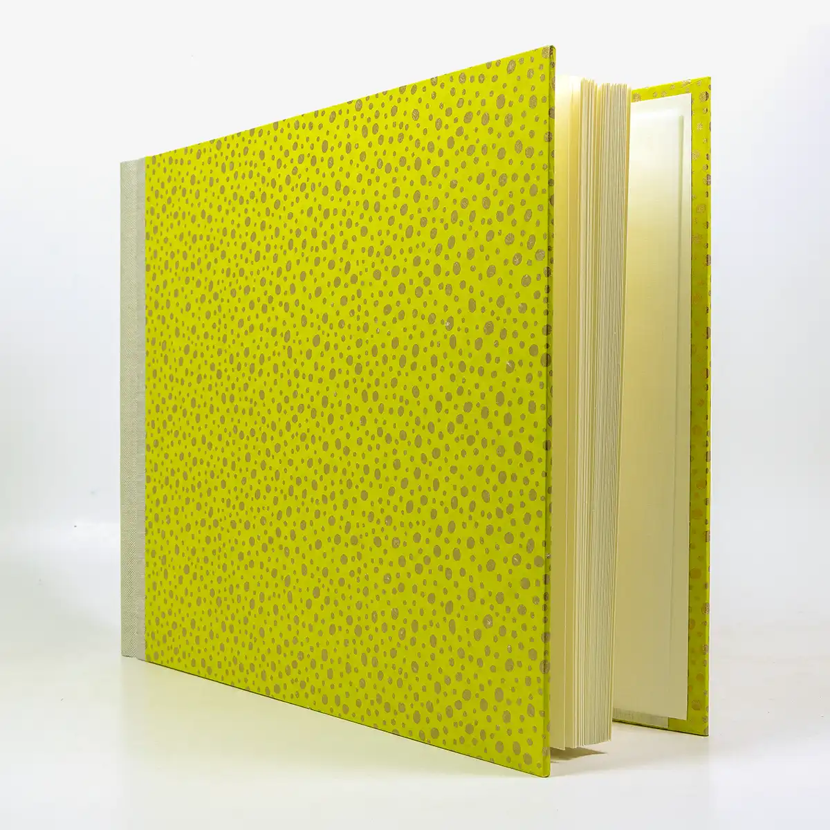 Fotoalbum-24x30cm-60-Seiten-cover-chiyogamiPapier-Motiv-golden-Dots-neongreen-Cover-seitlich-von-vorn