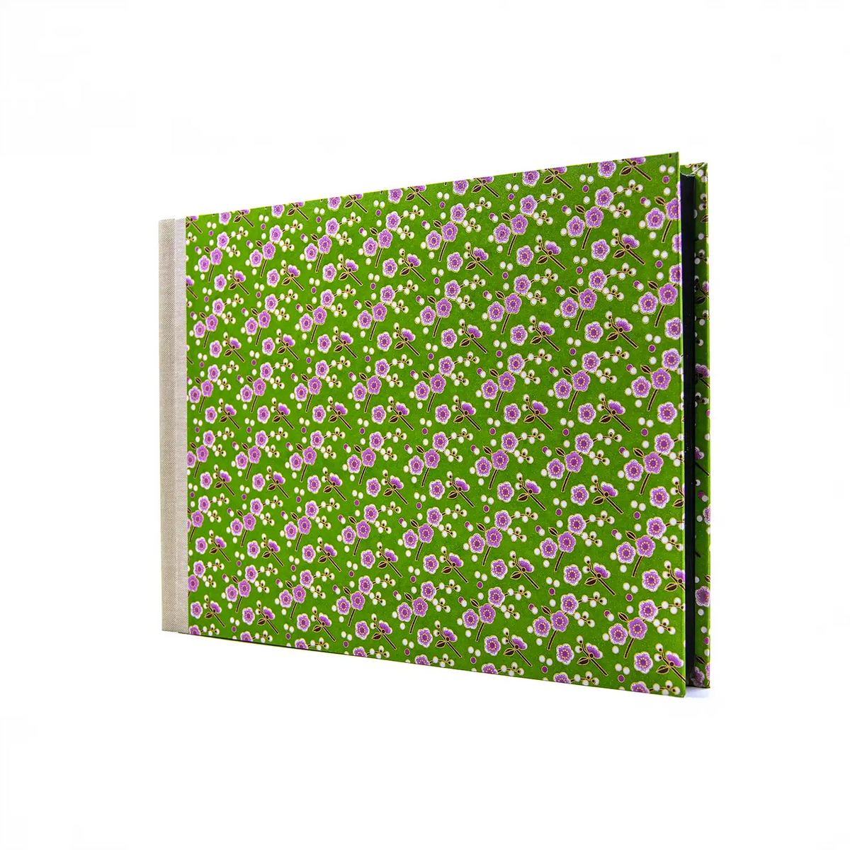 Fotoalbum-24x35cm-60seiten-schwarzer_Fotokarton-mit-chiyogamipapier-bezogen-Muster-Bluetenzweig-auf-gruen-seitlich-von-vorn-2