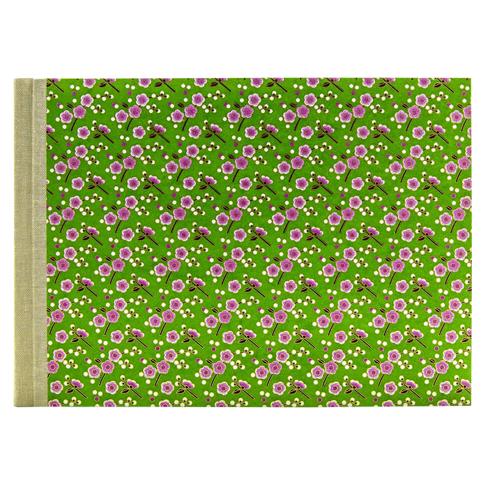 Fotoalbum-24x35cm-60seiten-schwarzer_Fotokarton-mit-chiyogamipapier-bezogen-Muster-Bluetenzweig-auf-gruen-von-vorn-