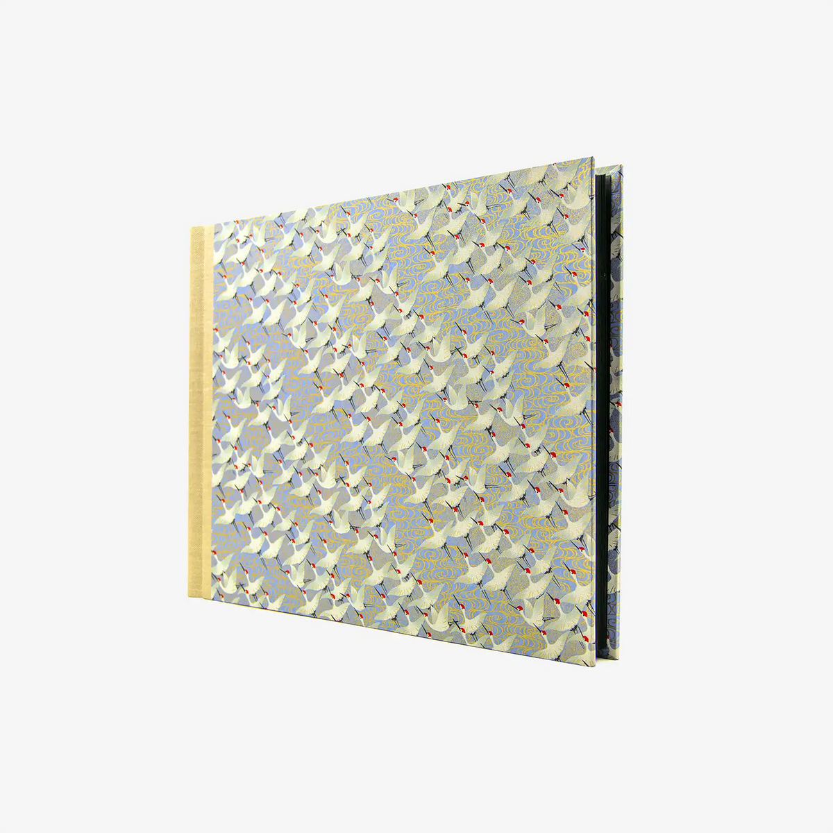 Fotoalbum-24x35cm-60seiten-schwarzer_Fotokarton-mit-chiyogamipapier-bezogen-Muster-weise-Kraniche-auf-Purple-seitlich-von-hinten