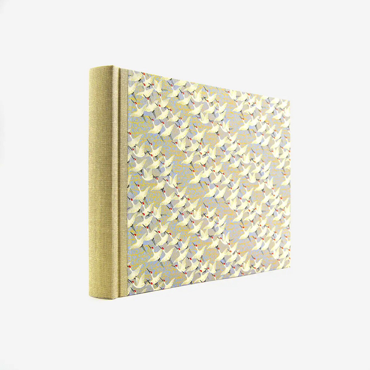 Fotoalbum-24x35cm-60seiten-schwarzer_Fotokarton-mit-chiyogamipapier-bezogen-Muster-weise-Kraniche-auf-Purple-seitlich-von-vorn