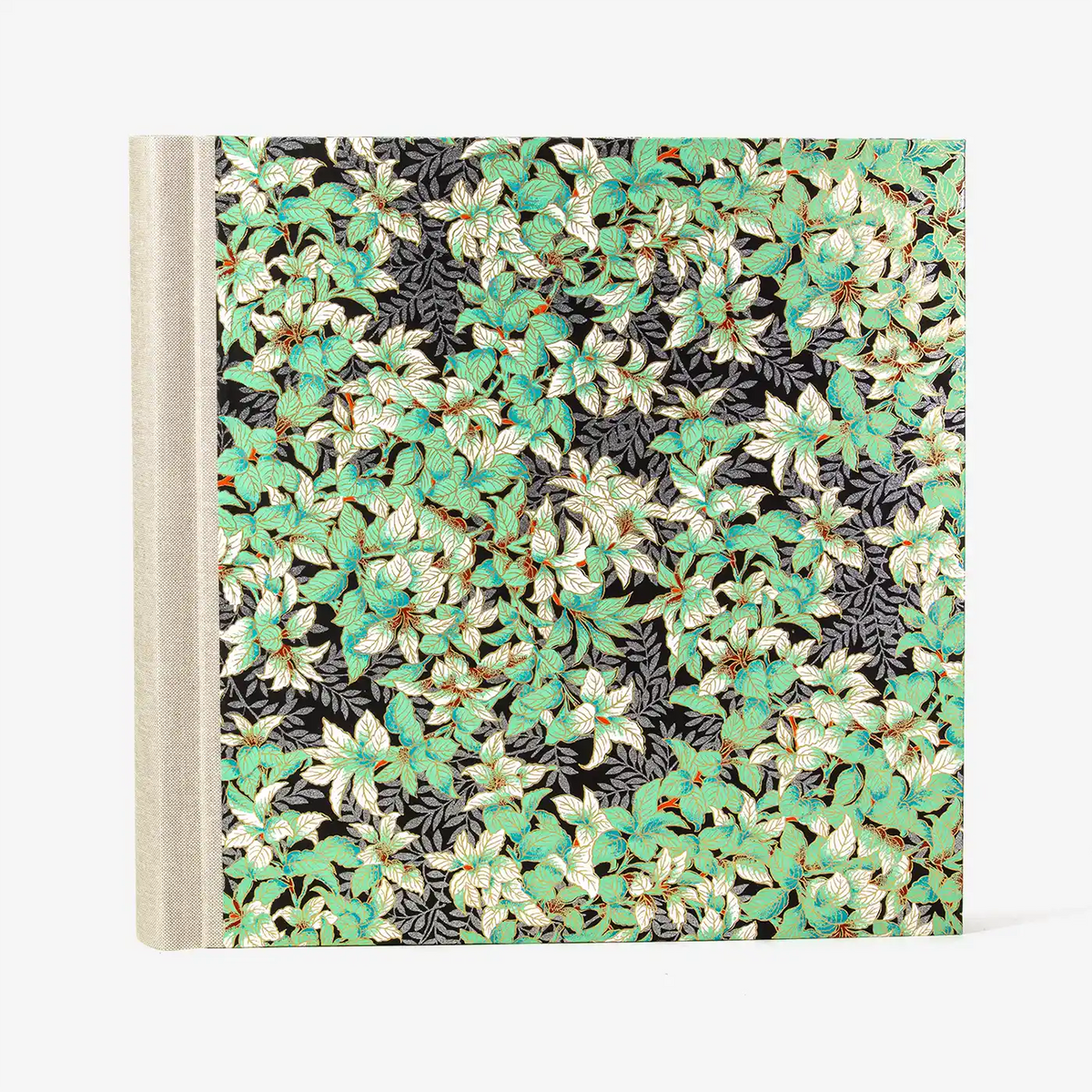 Fotoalbum-30-x-30cm-100-schwarze-Seiten-Chiyogami-Blaetter-gruen-silber-am-zweig-auf-schwarz-Produktansicht-von-vorn-1400px