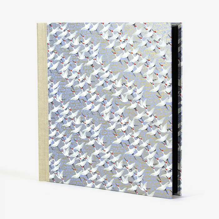 Fotoalbum-30-x-30cm-100-schwarze-Seiten-Chiyogami-Kraniche-auf-Flieder-Produktansicht-seitlich-von-vorn-1290px