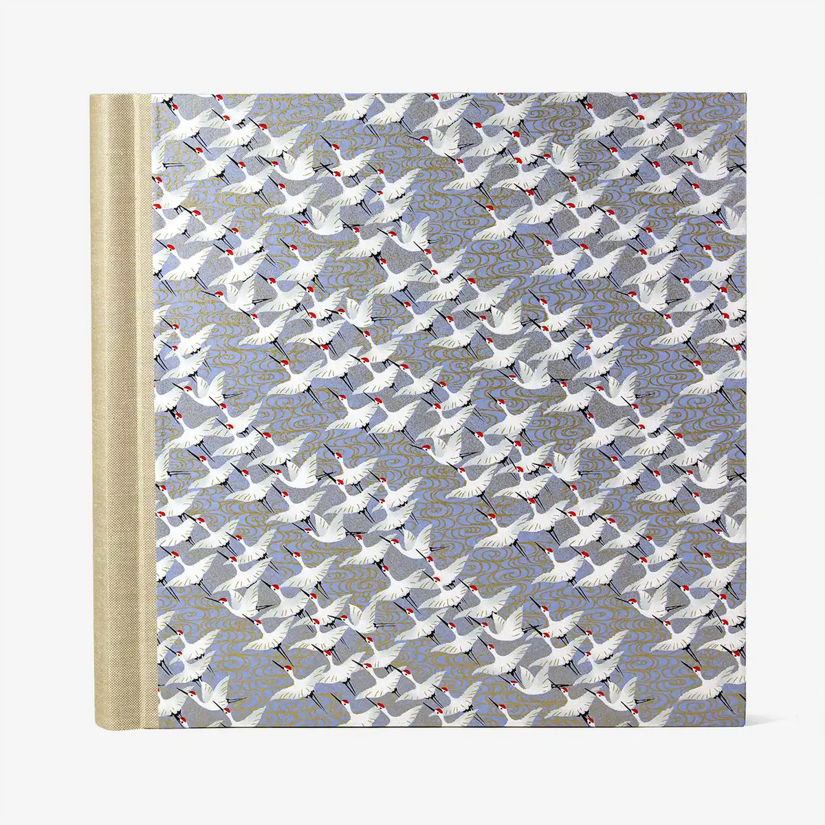 Fotoalbum-30-x-30cm-100-schwarze-Seiten-Chiyogami-Kraniche-auf-Flieder-Produktansicht-von-vorn-1290px