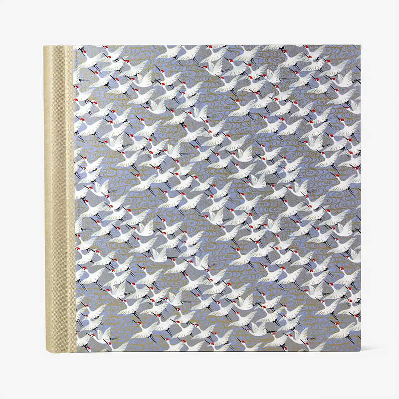 Fotoalbum-30-x-30cm-100-schwarze-Seiten-Chiyogami-Kraniche-auf-Flieder-Produktansicht-von-vorn-1290px