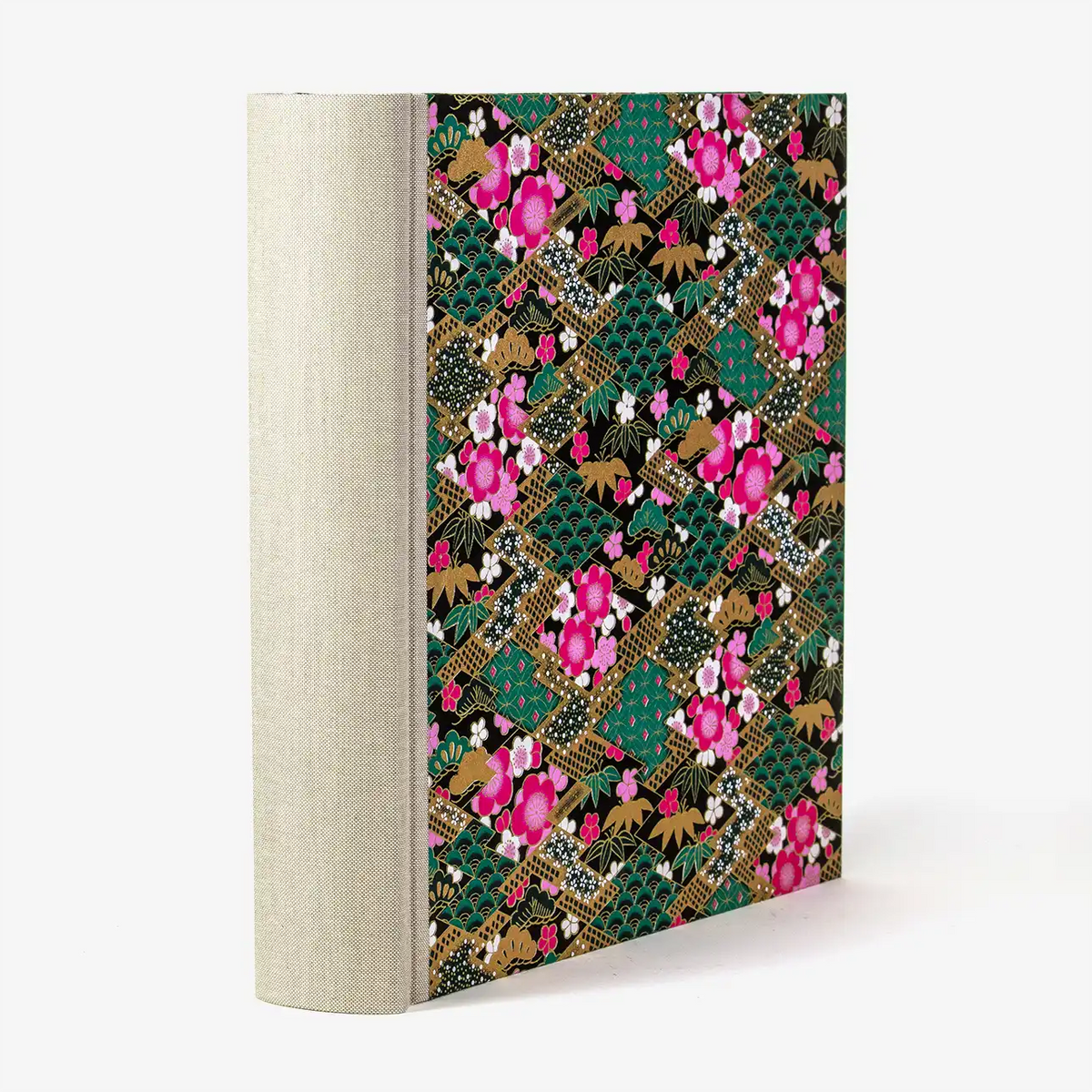 Fotoalbum-30-x-30cm-100-schwarze-Seiten-Chiyogami-geometrisch-Rauten-mit-Pattern-gefuellt-gruen-Produktansicht-seitlich-von-hinten-1290px